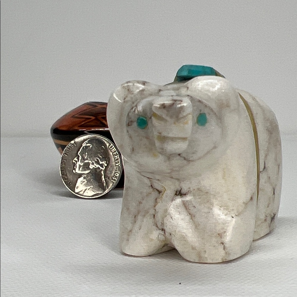 White calcite Bear Figurine with Turquoise Accent. - Picture 4 of 5